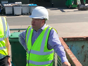 Craig Hoy visits the Kinwegar Recycling Centre in 2019